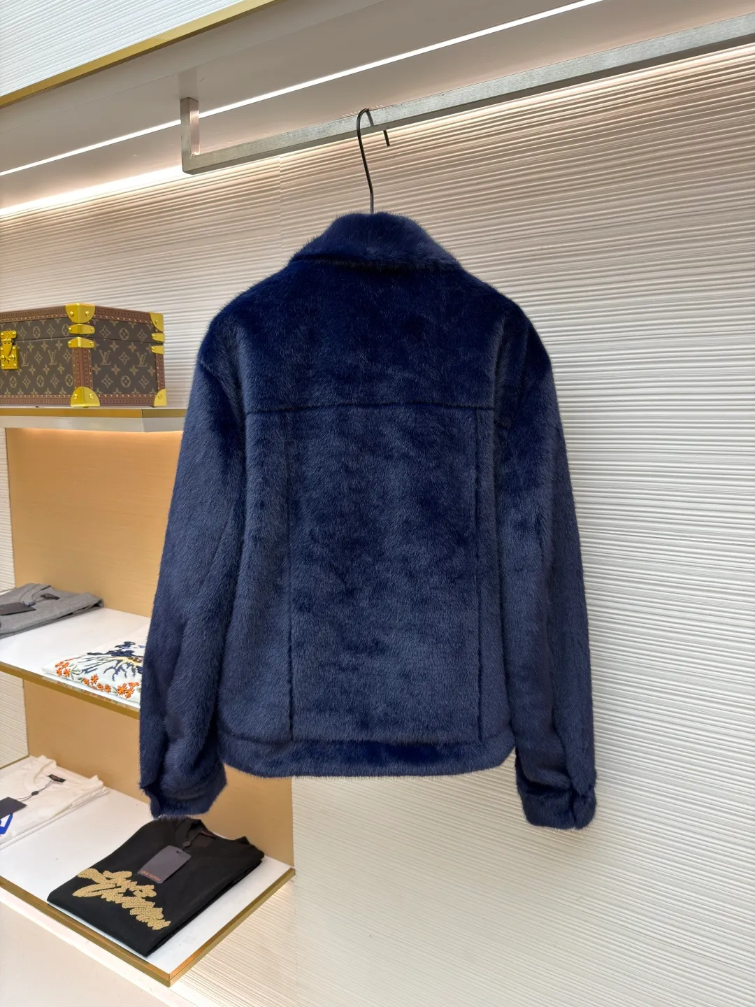 LOUIS VUITTON letter logo mink fur jacket ●Original version: Purchased and developed for 169000 ●Item number: 1681420-D10 ●Fabric: mink fur fabric ●Technology: embroidery ●Color: navy ●Version: fitted version ●Weight: about 1065 grams ●Size: 46-48-50-52 ●Description: This jacket is made of high-end imitation mink velvet fabric, which is soft and fluffy to the touch and has excellent warmth retention. The lapel design adopts three-dimensional tailoring + precision sewing technology, and the collar shape is crisp and naturally connected with the body. The placket button is a custom-made blue-green metal button, which creates a visual contrast with the white fabric. It is sewn in precise position and opens and closes smoothly. The large pockets on both sides use three-dimensional bag-shaped technology, and the bag mouth echoes the buttons, combining practicality and design. The inner lining is made of the brand's classic pattern printed fabric, which is combined with the outer layer of plush fabric through laminating sewing technology to create a strong sense of layering. The overall cut is a loose-shouldered version, and the multi-piece structure is spliced ​​to create a casual and trendy wearing effect while ensuring comfort and freedom during movement. It is a fashionable item that combines luxurious plush texture with exquisite craftsmanship. The overall wiring is straight and delicate, the fabric is comfortable and soft, and the color is consistent without color difference. It can be matched with the same style to create a fashionable look and control various occasions. Customized accessories, complete with three standards, same style for men and women!